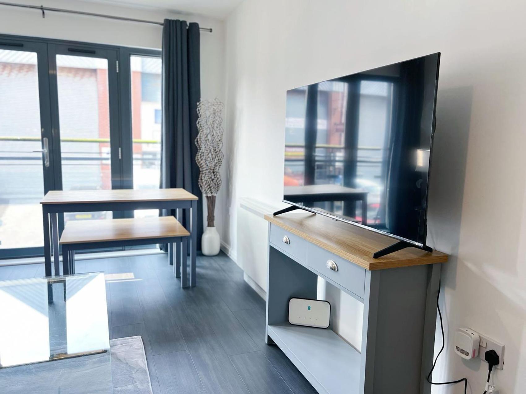 Comfort Seaside Two-Bedroom Apt Swansea Esterno foto