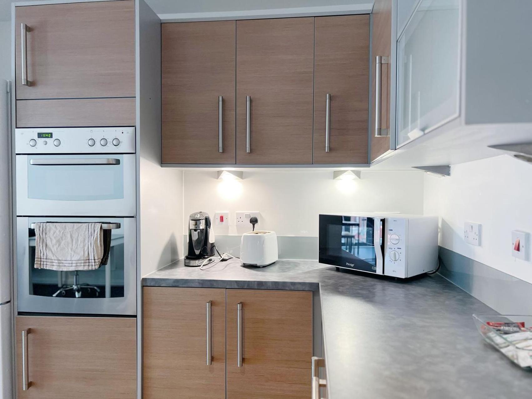 Comfort Seaside Two-Bedroom Apt Swansea Esterno foto