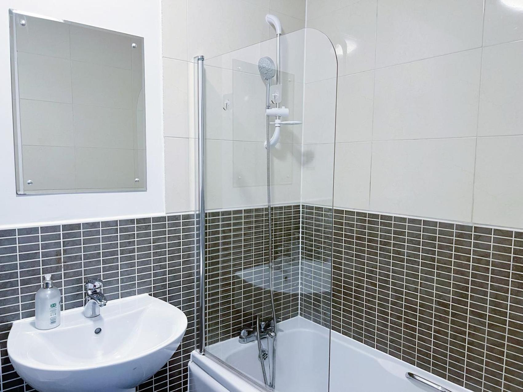 Comfort Seaside Two-Bedroom Apt Swansea Esterno foto