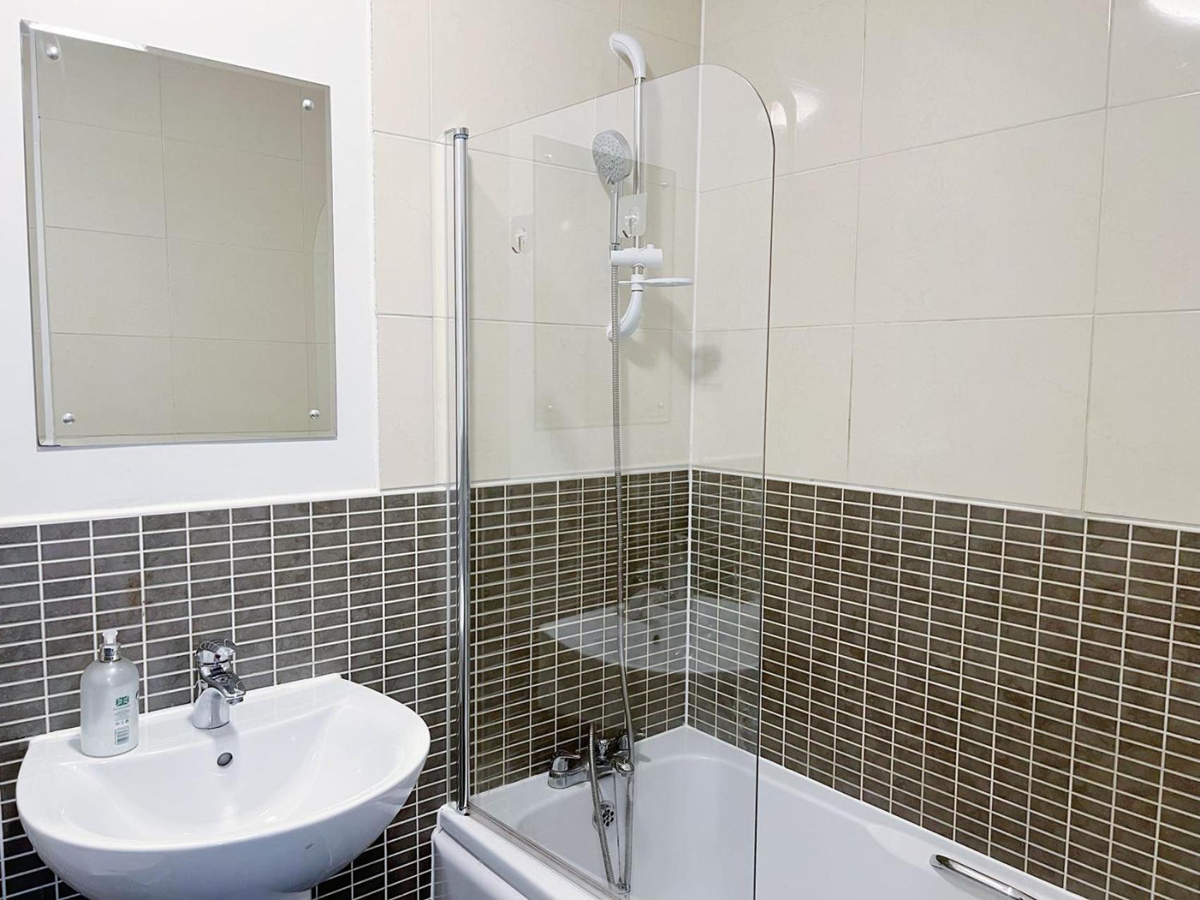 Comfort Seaside Two-Bedroom Apt Swansea Esterno foto